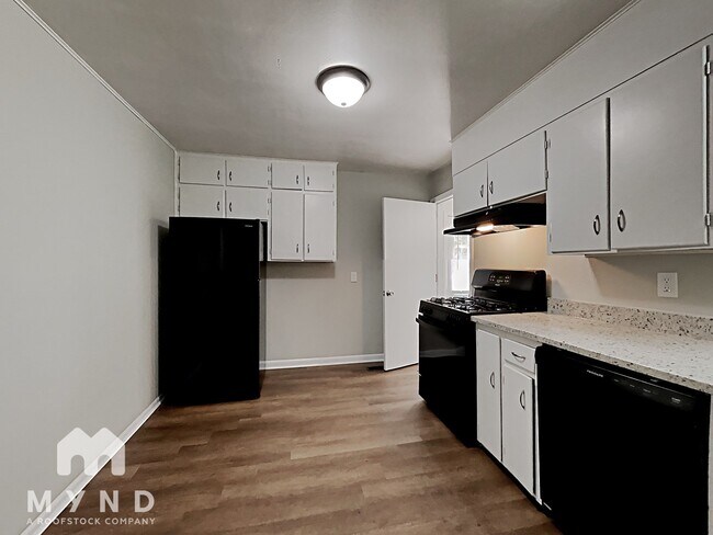 Foto del edificio - 5016 Scenic View Dr