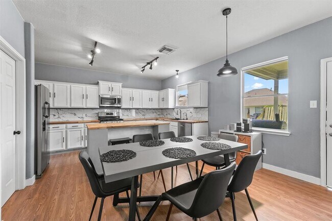 Building Photo - 6131 Wilcox Point Dr