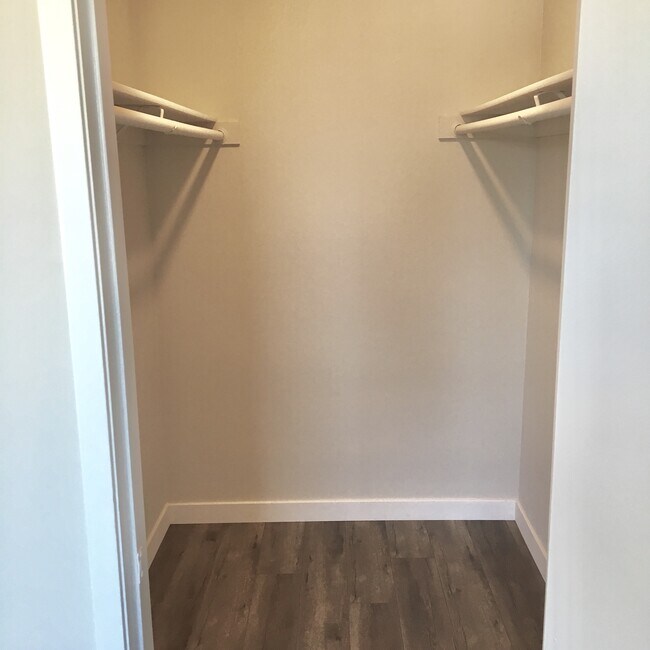 Building Photo - 421 N Kenneth Rd