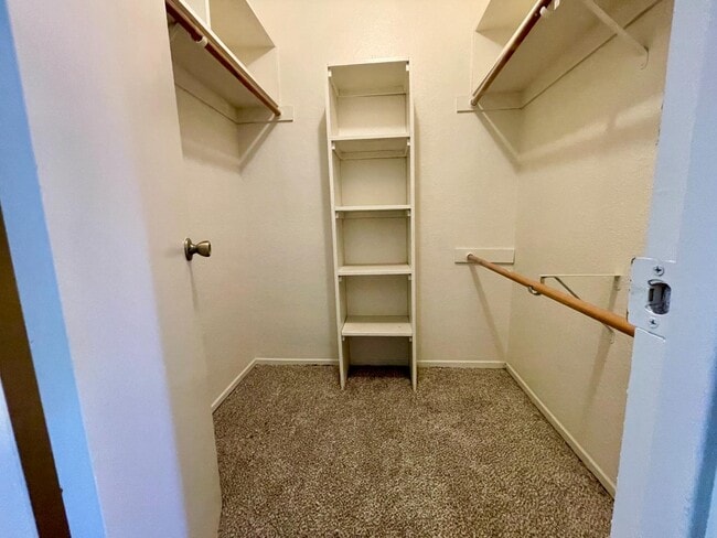 Foto del edificio - 1645 Pyrenees Ave