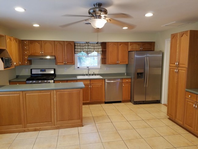 Building Photo - 1 Roe Ln