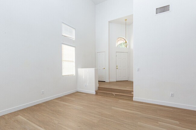 Foto del edificio - Great 5 Bedroom Home in Summerlin