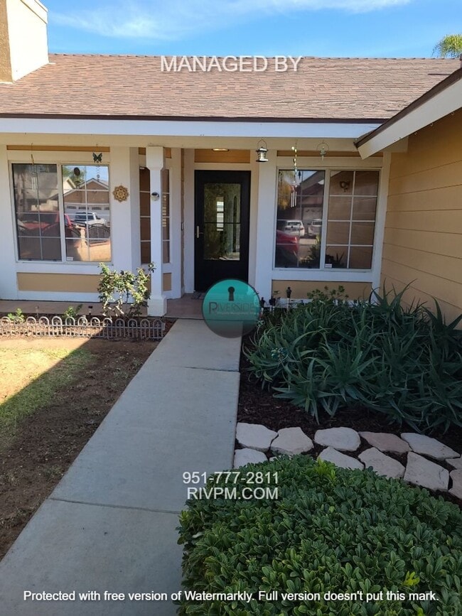 Foto del edificio - Beautiful home with great curb appeal!