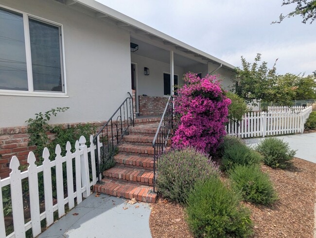 Building Photo - 4BR 3.5BA House with In-Law Unit and Bonus...