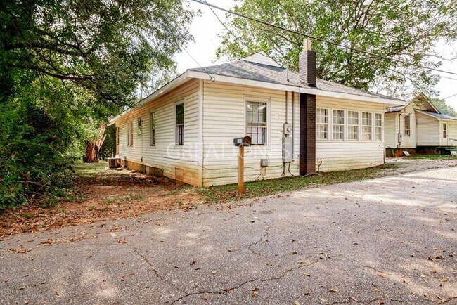 Building Photo - 111 Larch Cir