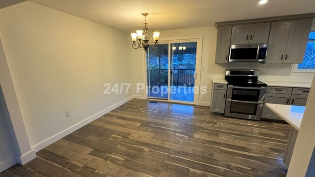 Foto del edificio - Spacious 4 Bedroom Home in Oregon City! - RV/Boat/Trailer Parking