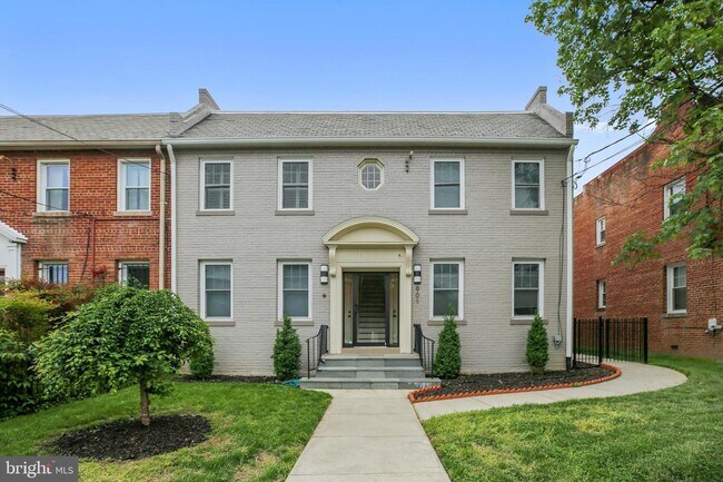 Building Photo - 901 Quincy St NE