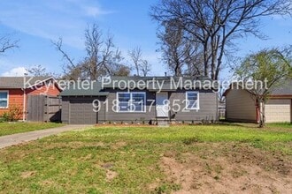 Building Photo - 229 E 45th Pl