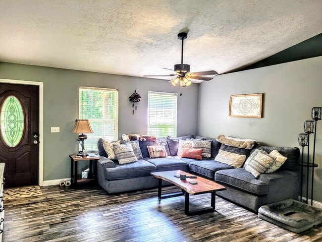 Building Photo - Spacious Countryside House