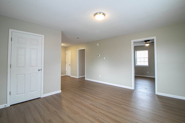 Building Photo - 7-407 Thompsonville Ln