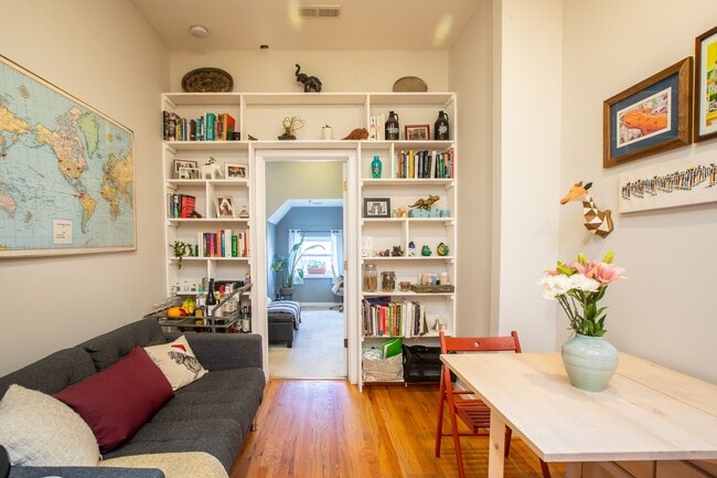 Foto del edificio - Sunny 2 BR/2 BA Condo in Columbia Heights!