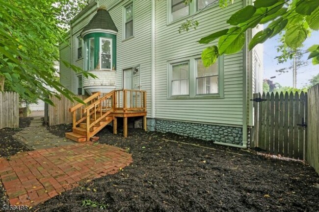 Building Photo - 10 Elmwood Rd