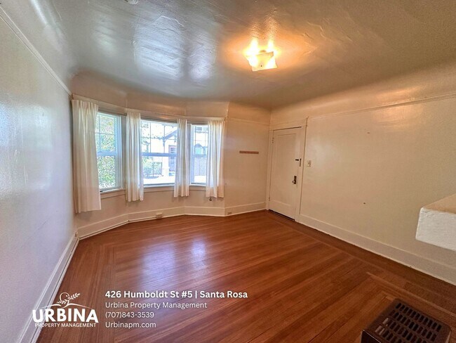 Foto del edificio - 1-Bedroom Apartment with Vintage Charm Near Downtown Santa Rosa