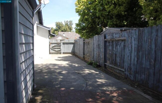 Building Photo - 461 Colusa Way