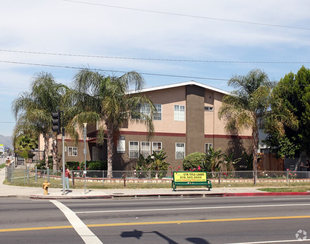 Primary Photo - 8306 Lindley Ave