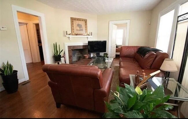 Building Photo - 607 Colonial Cir SE