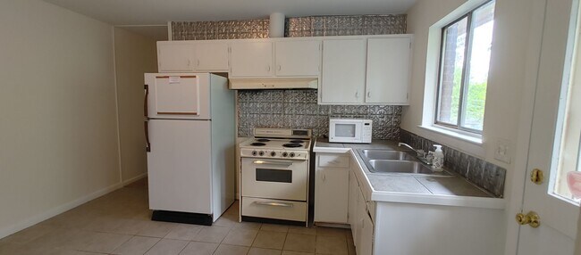 Foto del edificio - Duplex walking distance to UTC!