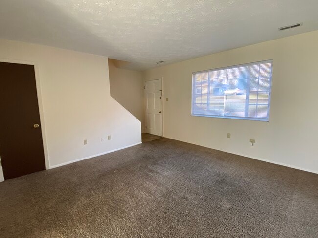 Building Photo - 5033 W Pea Ridge Rd