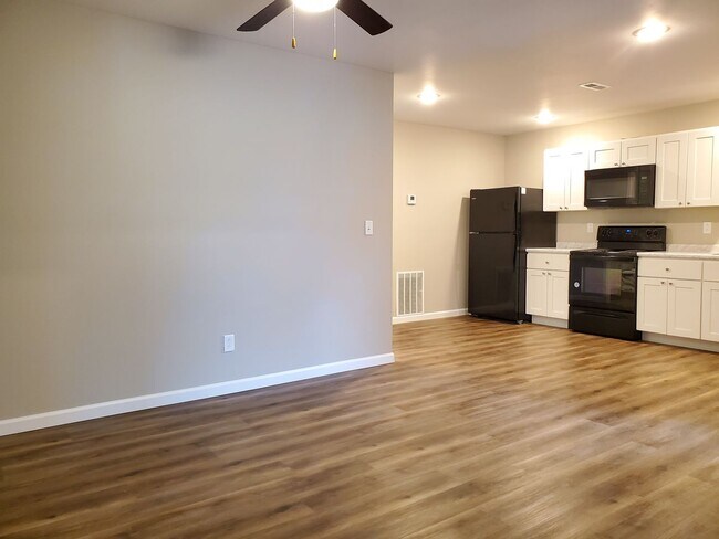 Building Photo - 3 bed, 1 bath Apartment