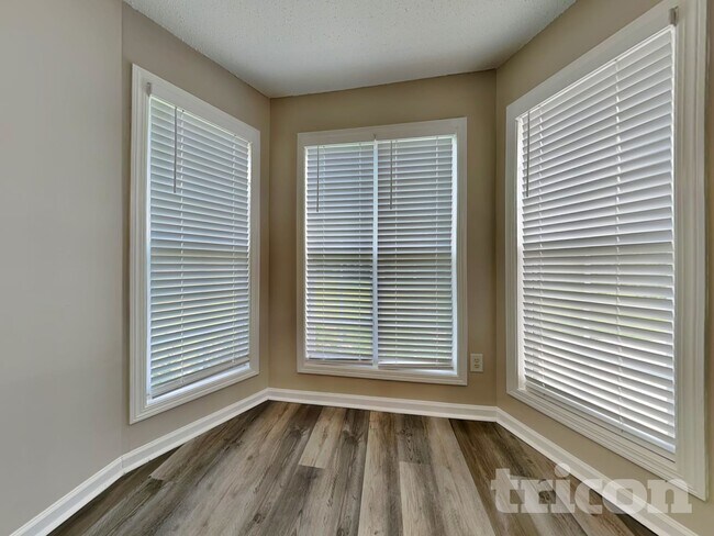 Foto del edificio - 745 Remington Cir
