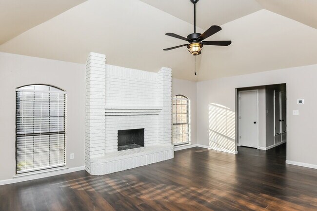 Building Photo - 1225 Cozby St W