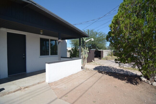 Building Photo - Remodeled 1 Bedroom 1 Bath Duplex! Close t...