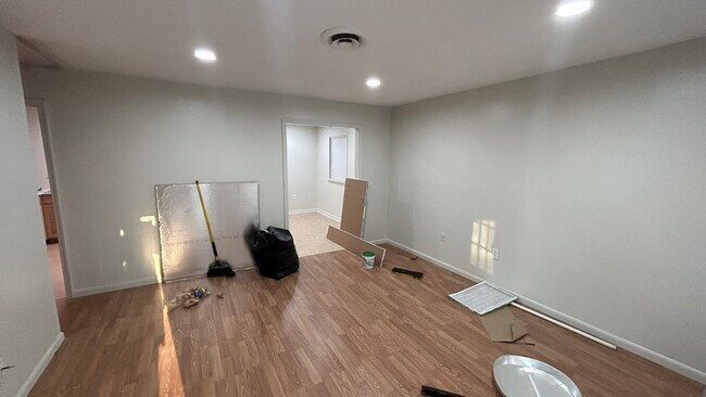 Building Photo - 307 Williams St
