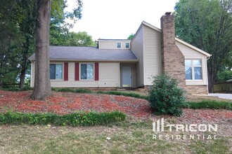 Building Photo - 10442 Camelback Cir