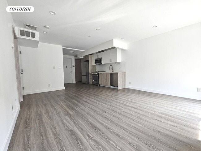 Building Photo - 2025 Ocean Ave