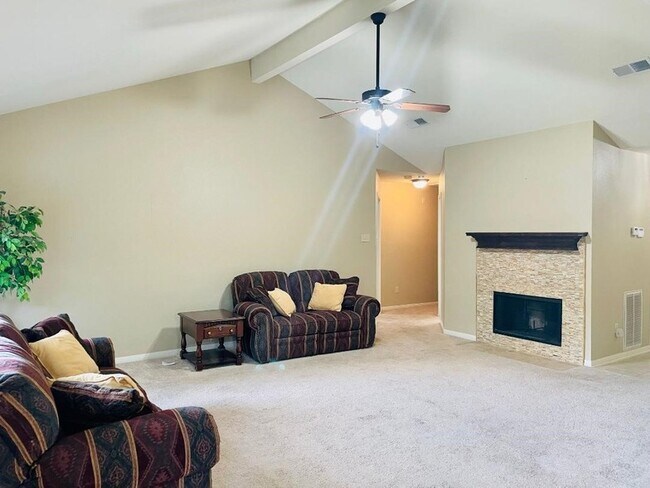 Foto del edificio - 2607 Old Oak Ln