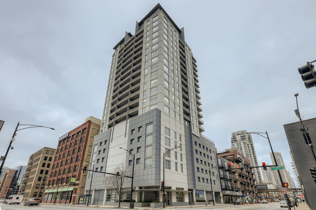 Foto del edificio - 330 W GRAND Ave