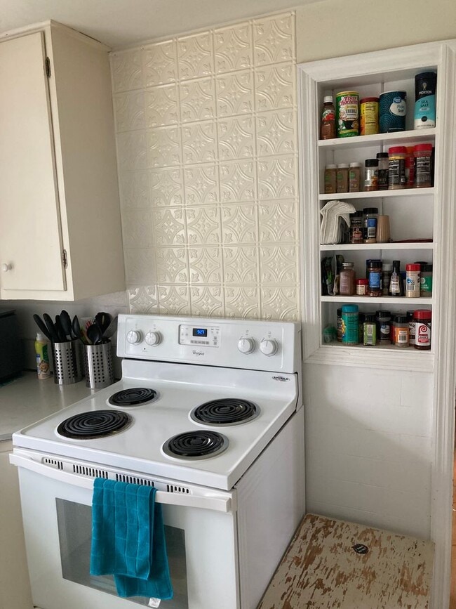 Foto del edificio - 3 bedroom, 1 bath House: Available August ...