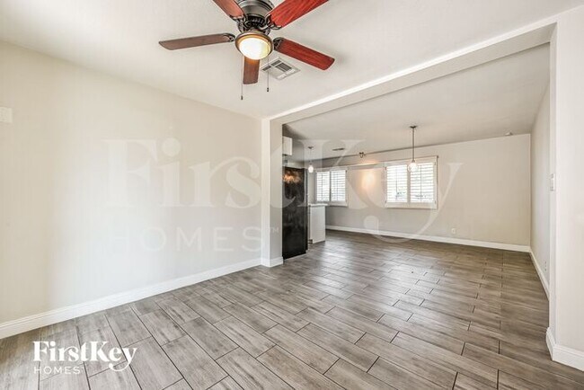 Foto del edificio - 2219 East Claire Drive