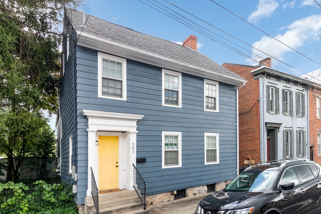 Primary Photo - 4 Bedroom home in historic downtown Carlis...