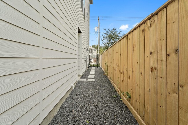 Building Photo - 1108 Brooks St