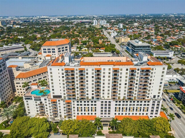 Foto del edificio - 888 Douglas Rd