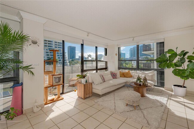 Foto del edificio - 600 NE 36th St