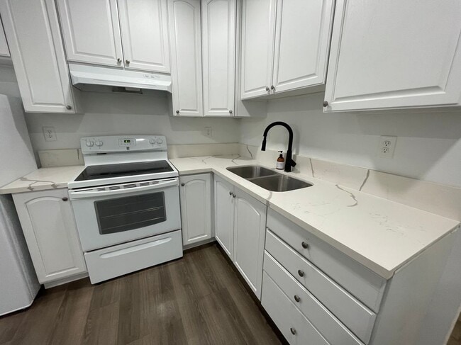 Building Photo - 10661 Fern Ave