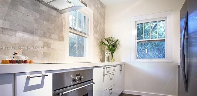 Building Photo - 743 NW 9th Ave