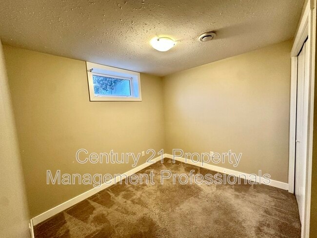 Building Photo - 8504-152A 152A Ave NW