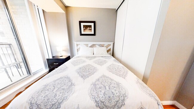 Building Photo - 136 Simcoe St