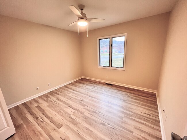 Office or bedroom - 1121 Lancaster Dr