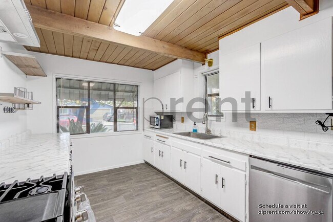 Foto del edificio - 160 Arcade Blvd