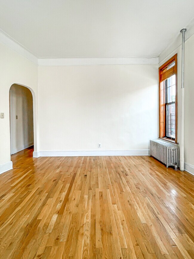 439 9th St - Living Room - 439 9th St