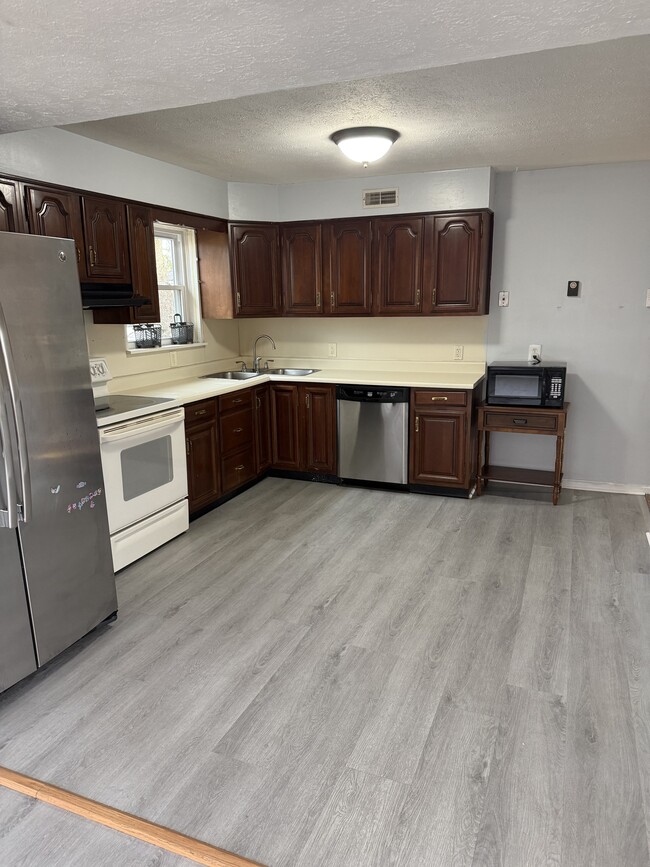 Building Photo - 1815 Tennyson Dr