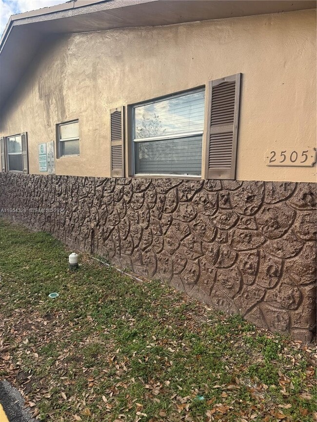 Building Photo - 2505 NW 13th Ct