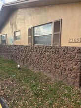 Building Photo - 2505 NW 13th Ct