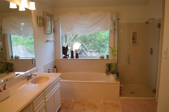 Foto del edificio - 4635 Meadow Green Dr