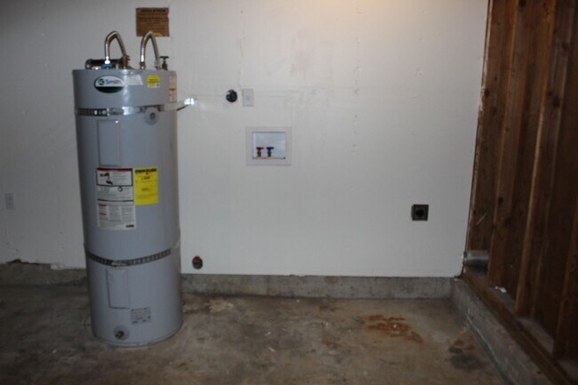 Building Photo - 3 bedroom, 1 bath home on quiet Hillsboro street