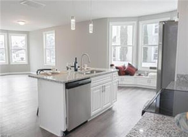 Foto del edificio - 1350 W 38th St